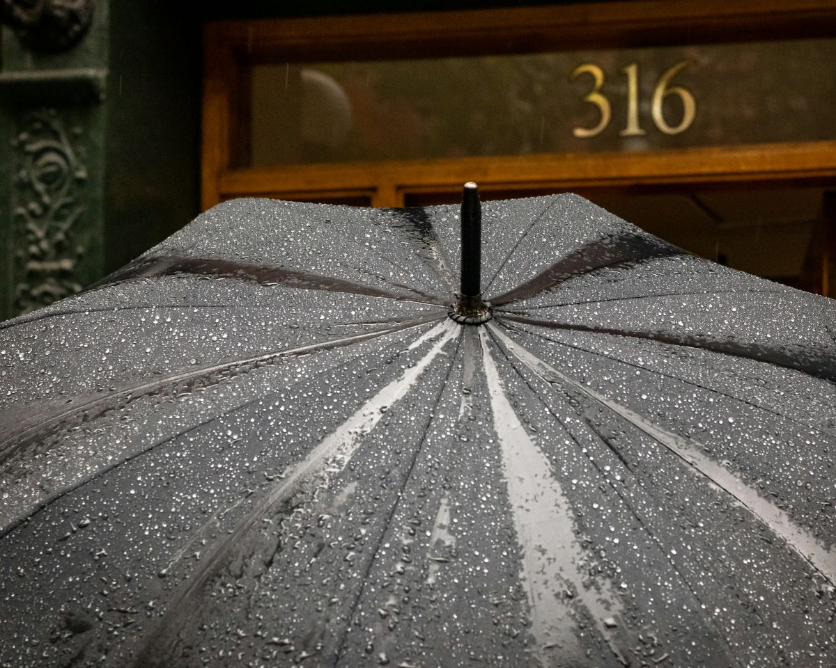 βρεγμένη ομπρέλα