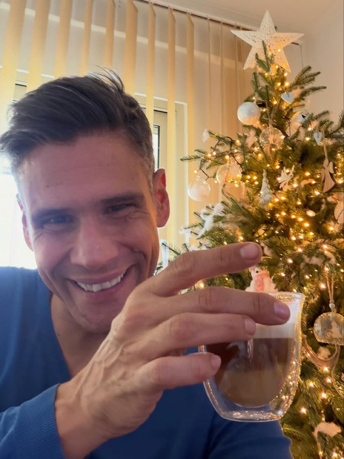 Ο Δημήτρης Ουγγαρέζος και το χριστουγεννιάτικο δέντρο του