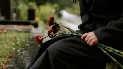 μια κοπέλα κρατάει τριαντάφυλλα