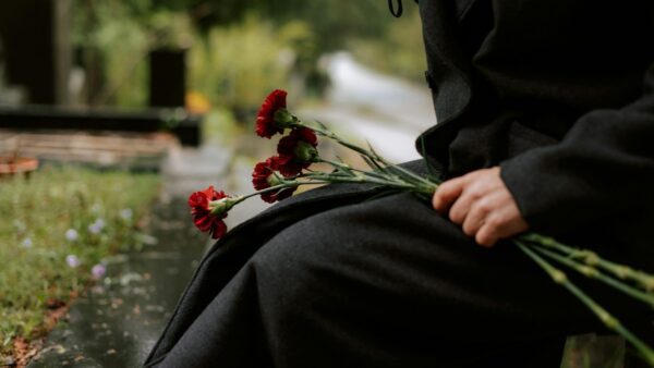 μια κοπέλα κρατάει τριαντάφυλλα