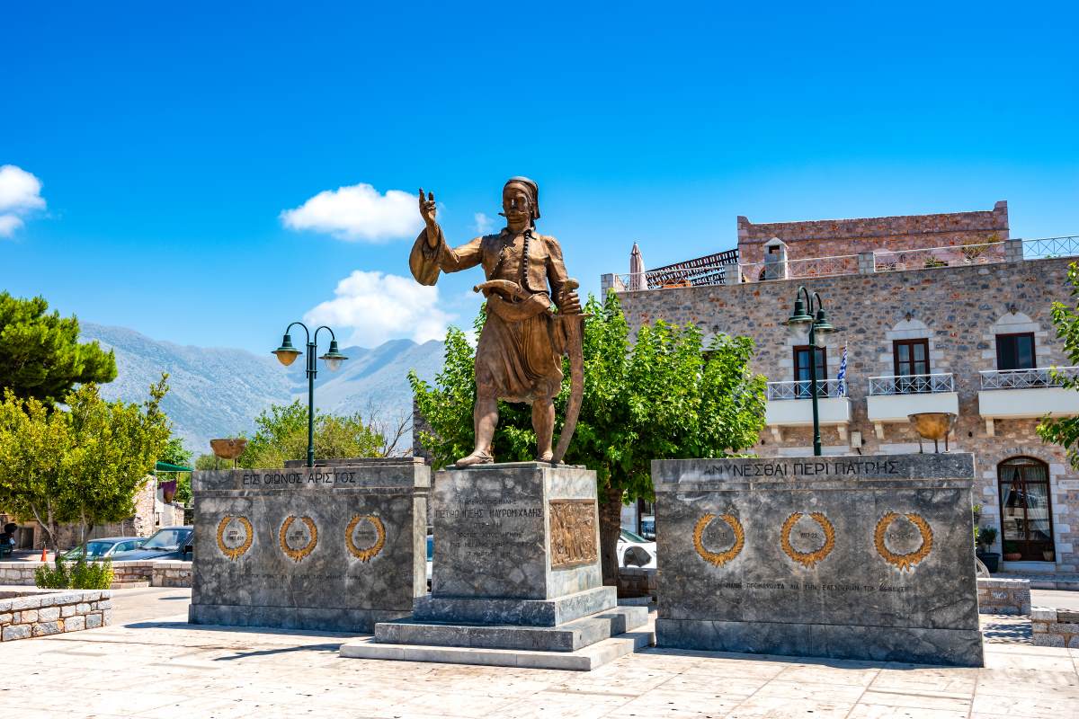 άγαλμα Πετρόμπεης Μαυρομιχάλης Αρεόπολη