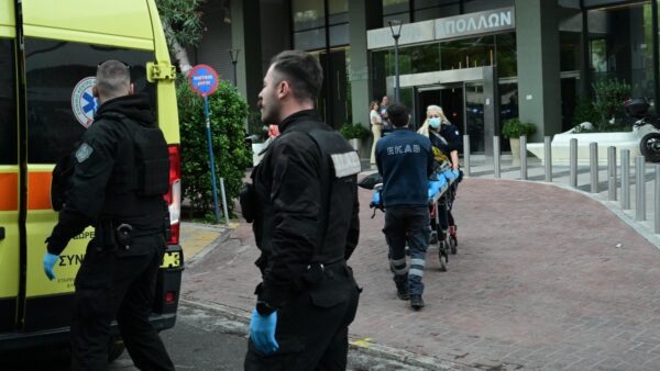 Ο Πύργος Απόλλων, ασθενοφόρο, διασώστες και αστυνομικοί