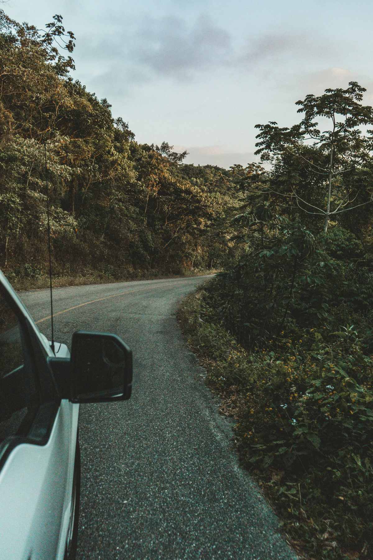 ένα αμάξι σε φθινοπωρινό τοπίο