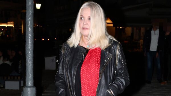 Η Ρούλα Κορομηλά σε δημόσια έξοδό της