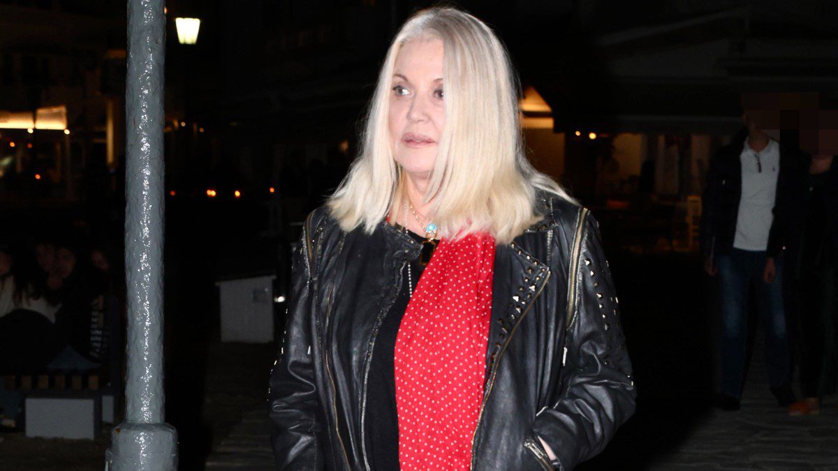 Η Ρούλα Κορομηλά σε δημόσια έξοδό της