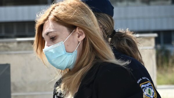 Η Ρούλα Πισπιρίγκου έξω από τα δικαστήρια