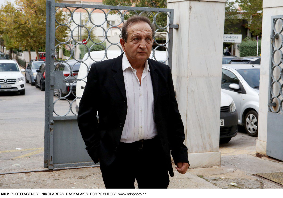 Ο Σπύρος Μπιμπίλας στη κηδεία του Γιώργου Νιάρχου 