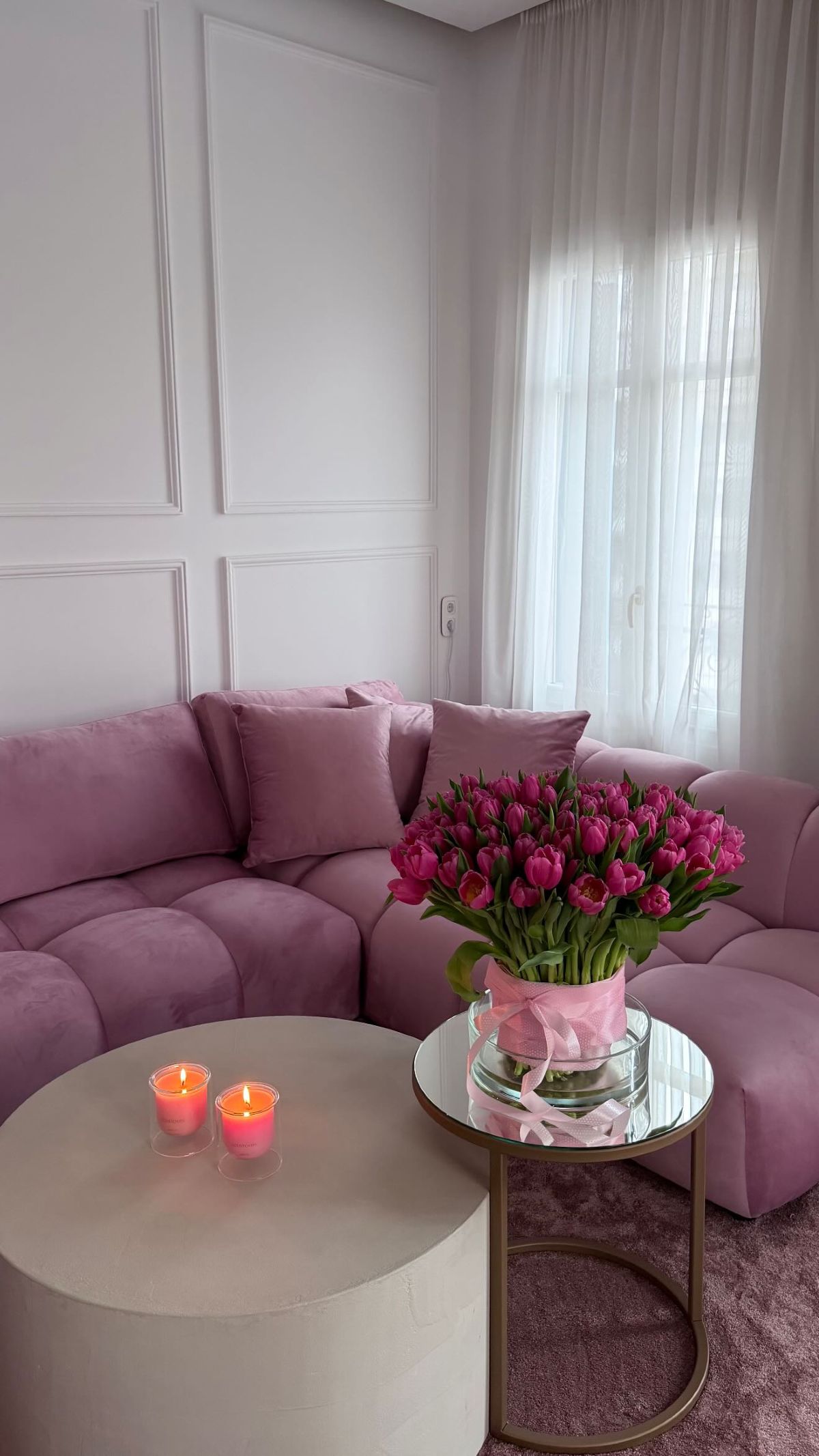 Το σαλόνι της Ιωάννας Τούνη και τα λουλούδια που της έστειλε ο σύντροφός της