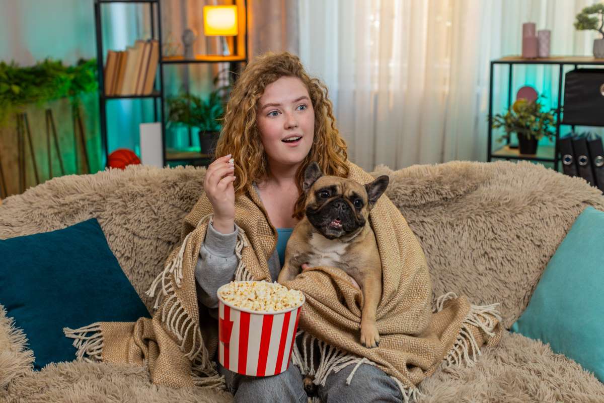 γυναίκα βλέπει τηλεόραση με σκύλο