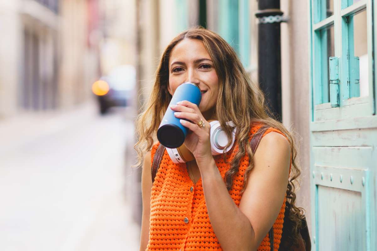 Γυναίκα πίνει νερό για το σάκχαρο
