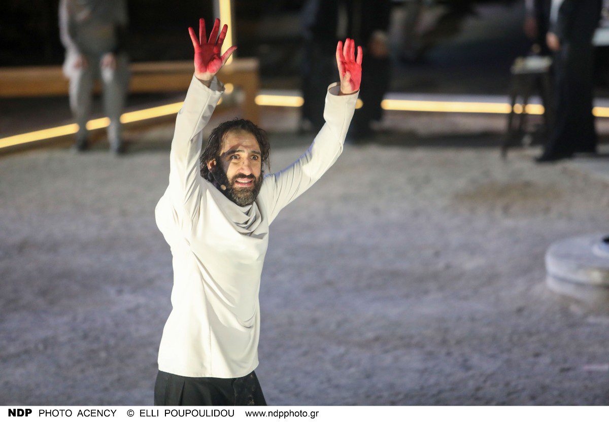 Ο Χάρης Φραγκούλης στο θέατρο