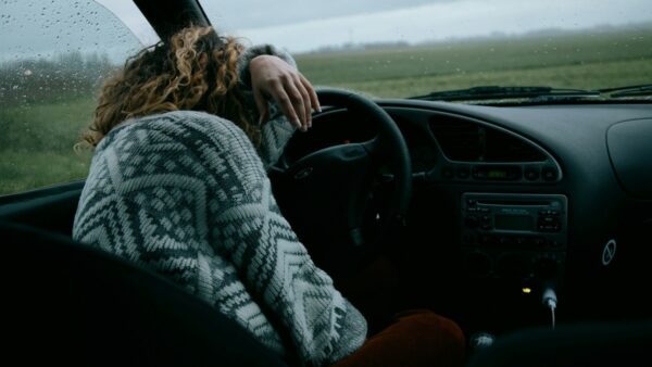 μια κοπελα μεσα σε ενα αμαξι