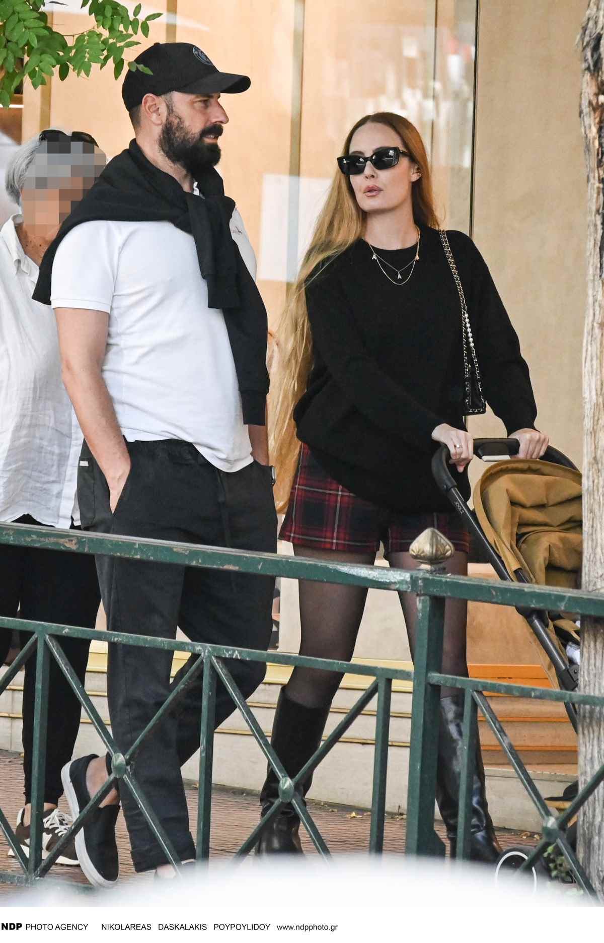 Η Αντωνία Καλλιμούκου με τον Νίκο Παραδείση στο κέντρο της Αθήνας