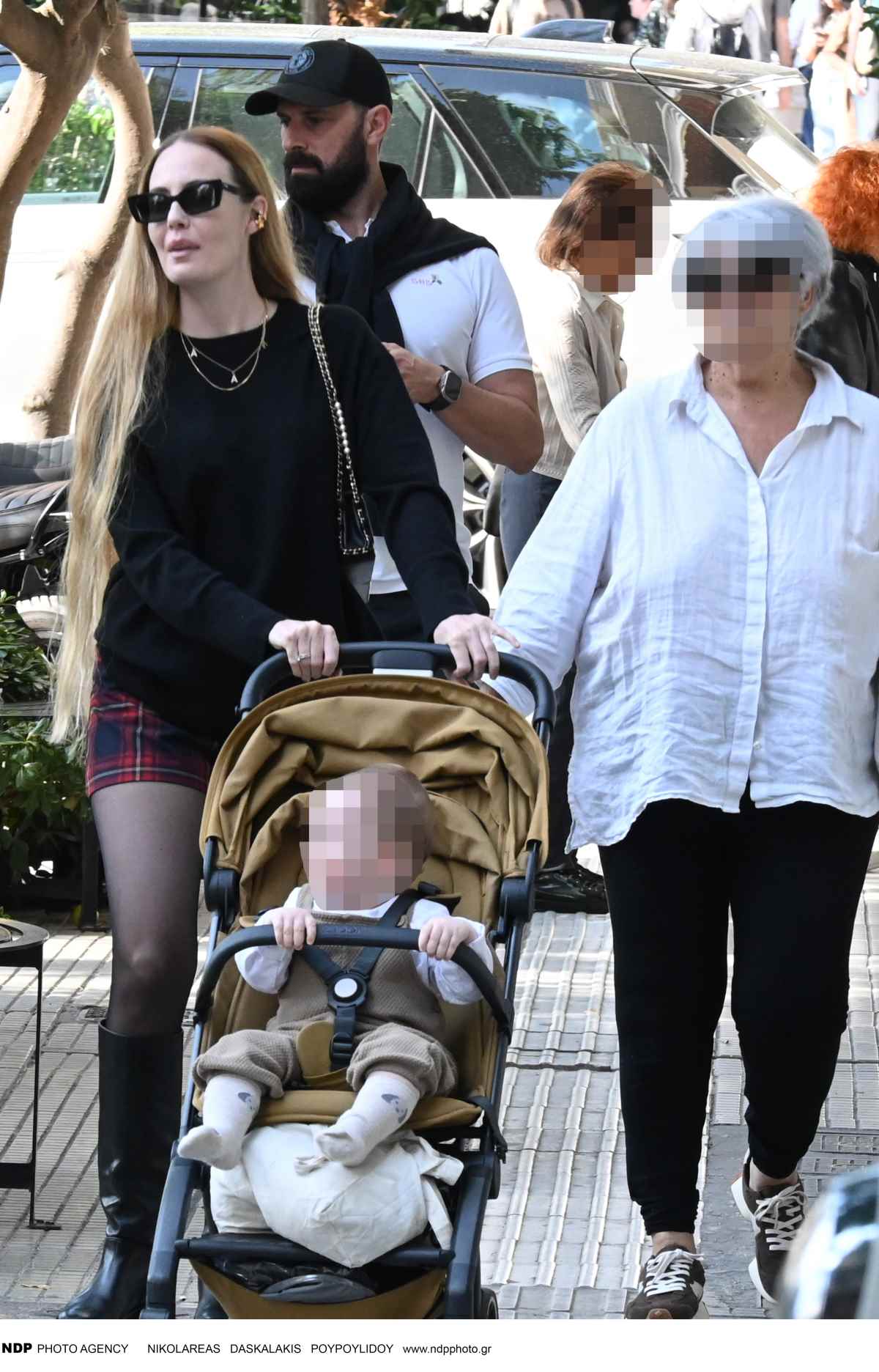 Η Αντωνία Καλλιμούκου με τον Νίκο Παραδείση και τον γιο τους