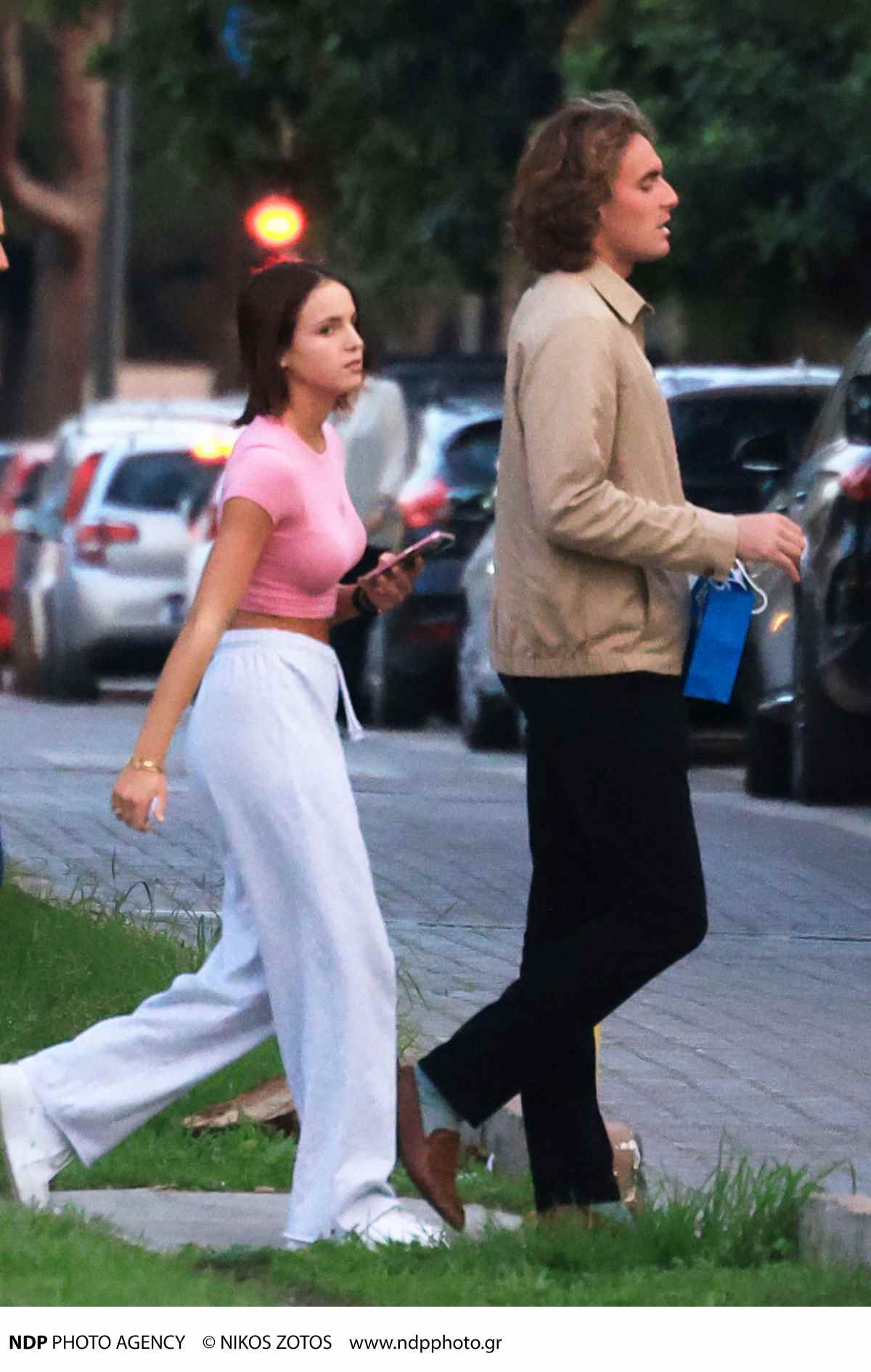 Τσιτσιπάς: Χαλαρή βόλτα με τη 17χρονη αδελφή του στη Γλυφάδα - (Φωτογραφίες)