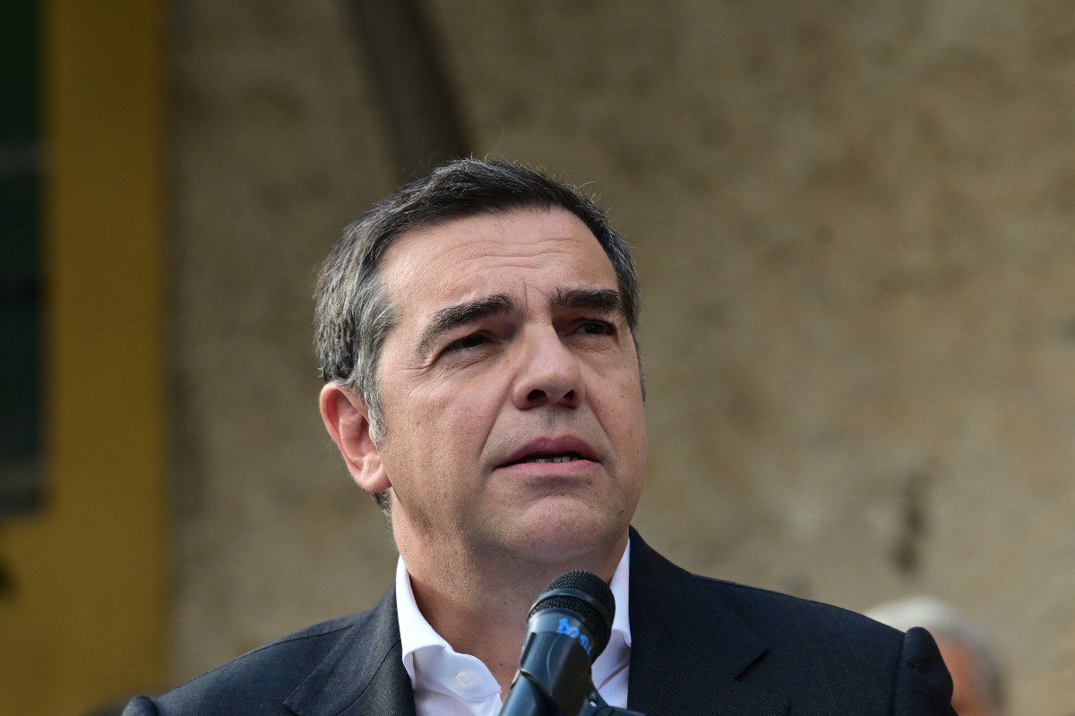 Ο Αλέξης Τσίπρας στην κηδεία του Αλέκου Φλαμπουράρη