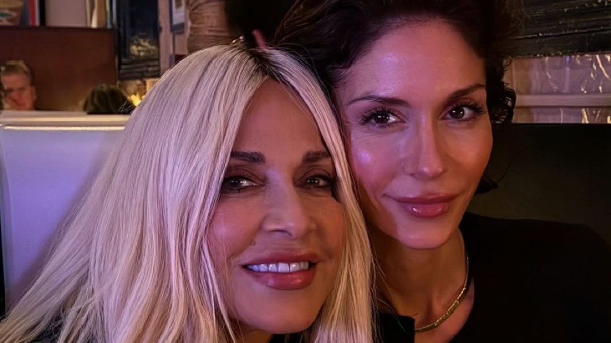 Άννα Βίσση, Σοφία Καρβέλα