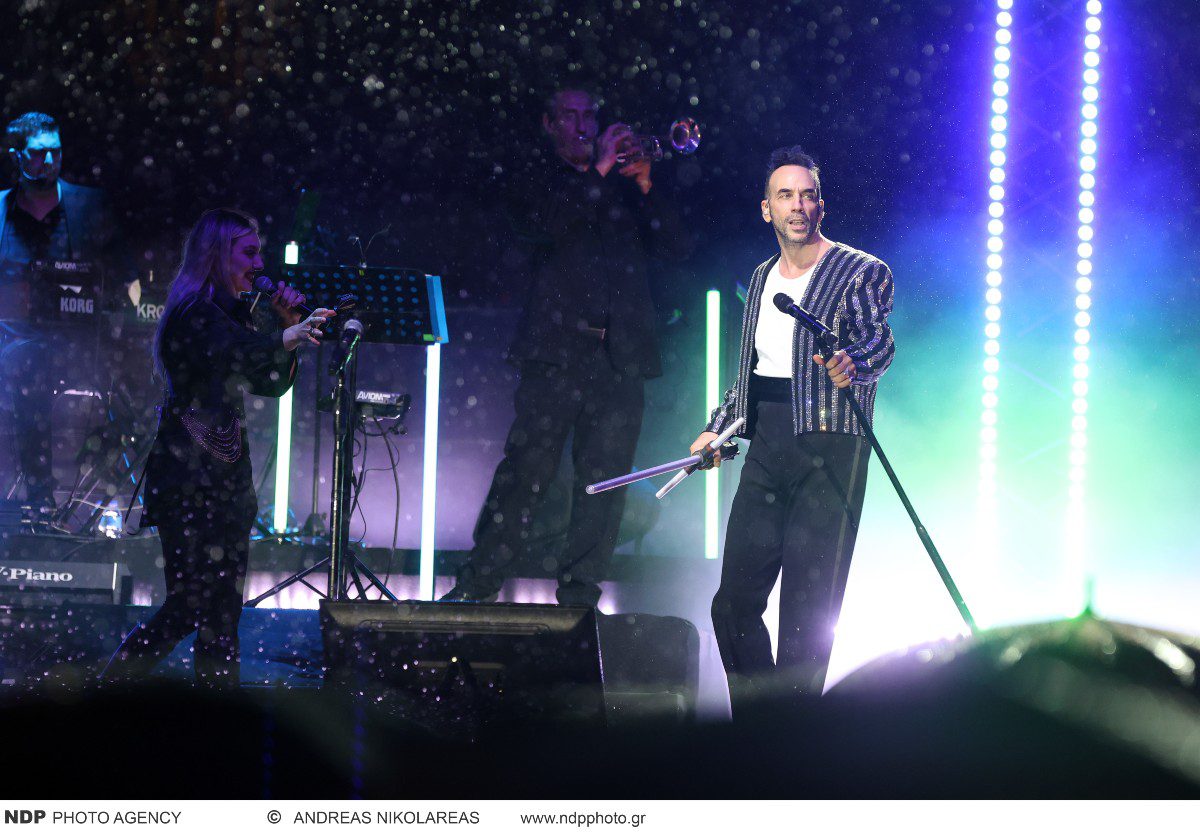 Ο Πάνος Μουζουράκης στη φωταγώγηση δέντρο του Συντάγματος