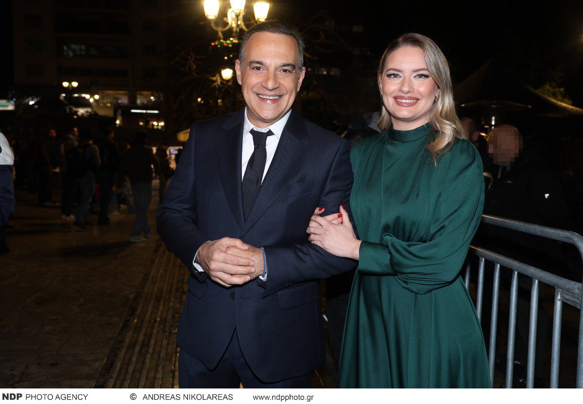 Ο Κρατερός Κατσούλης και η Ντόρα Μακρυγιάννη στη φωταγώγηση δέντρο του Συντάγματος