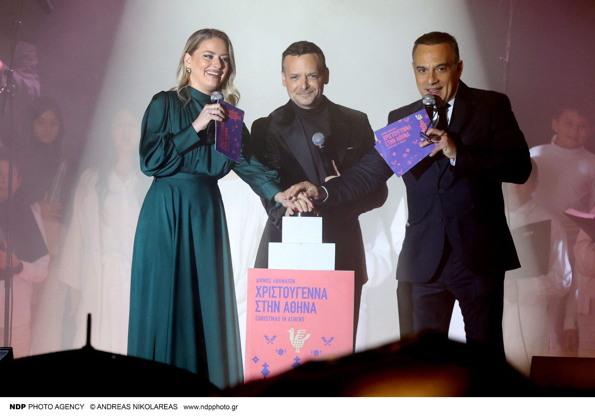 Ο Χάρης Δούκας, ο Κρατερός Κατσούλης και η Ντόρα Μακρυγιάννη στη φωταγώγηση δέντρο του Συντάγματος