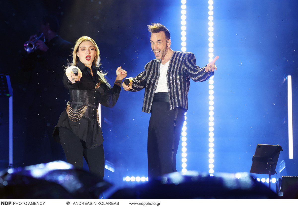 Ο Πάνος Μουζουράκης στη φωταγώγηση δέντρο του Συντάγματος