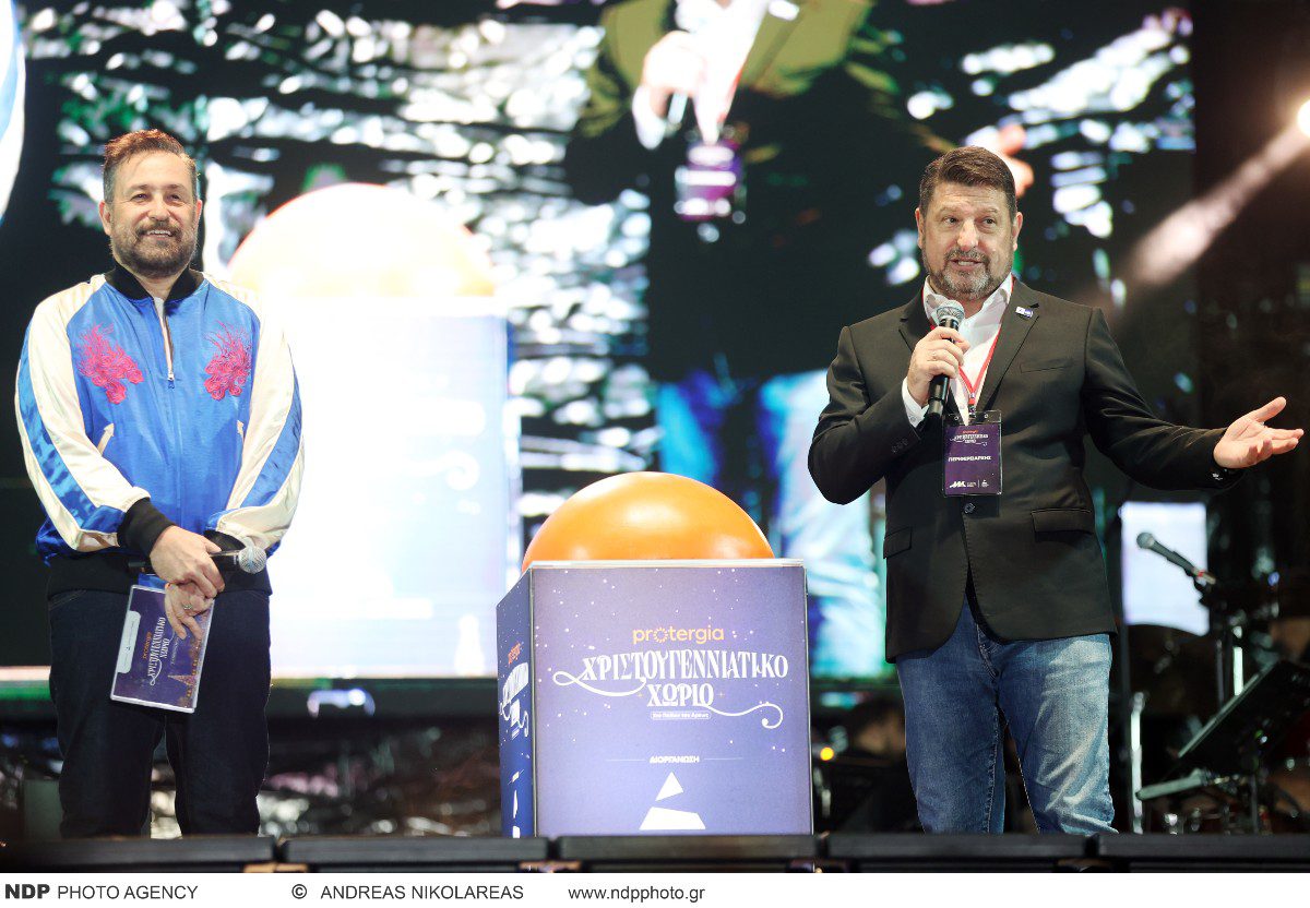 Ο Θέμης Γεωργαντάς και ο Νίκος Χαρδαλιάς στο Χριστουγεννιάτικο χωριό στο Πεδίο του Άρεως