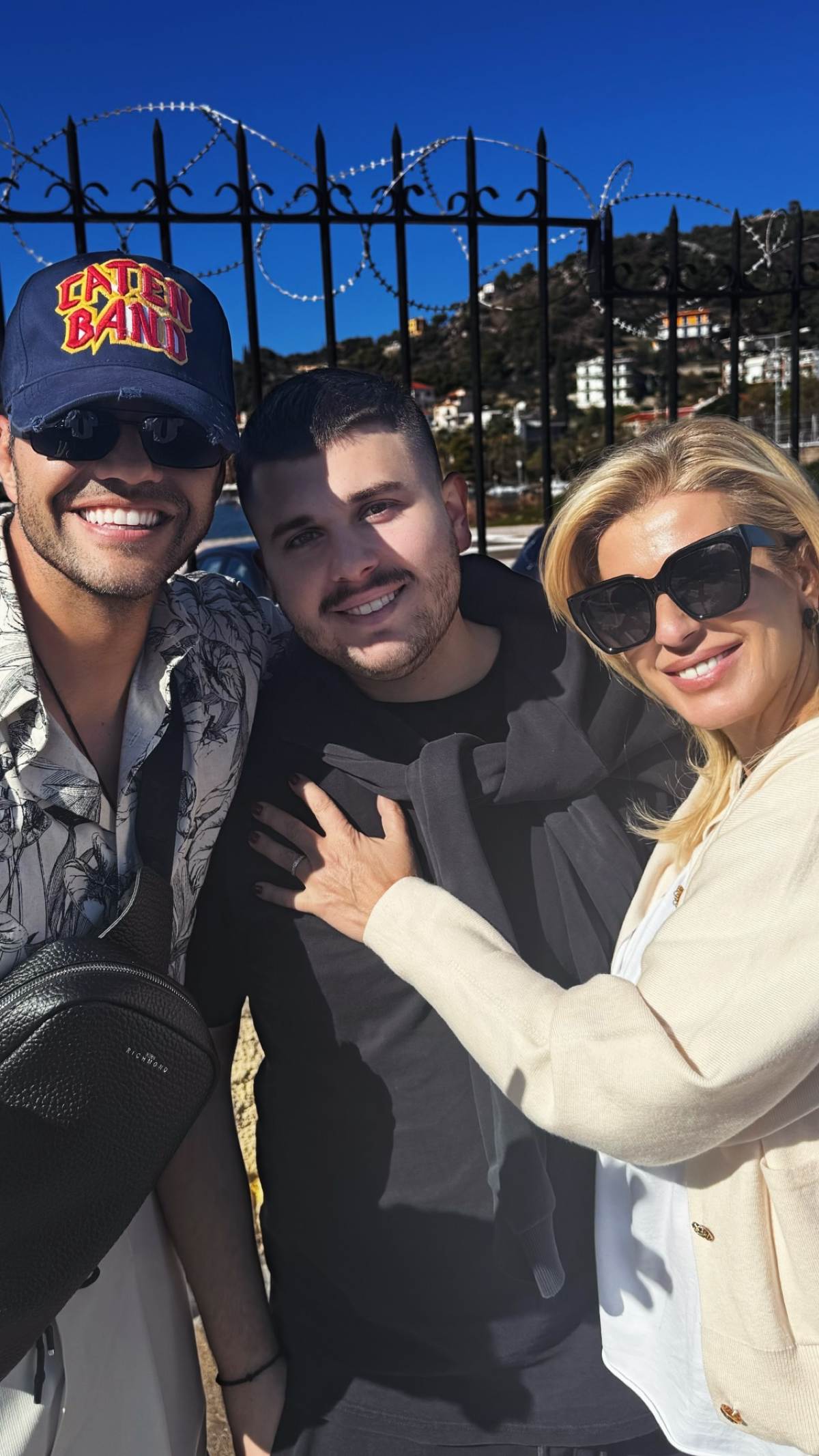 Ο Γιώργος Τσαλίκης με τη Δώρα Δημητροπούλου και τον γιο τους, Βασίλη