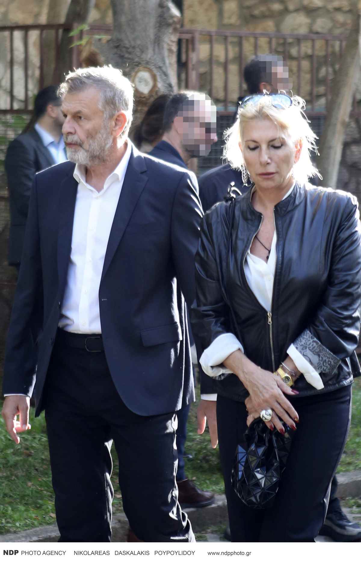 Ο Απόστολος Γκλέτσος και η σύντροφός του στην κηδεία του Φλαμπουράκη