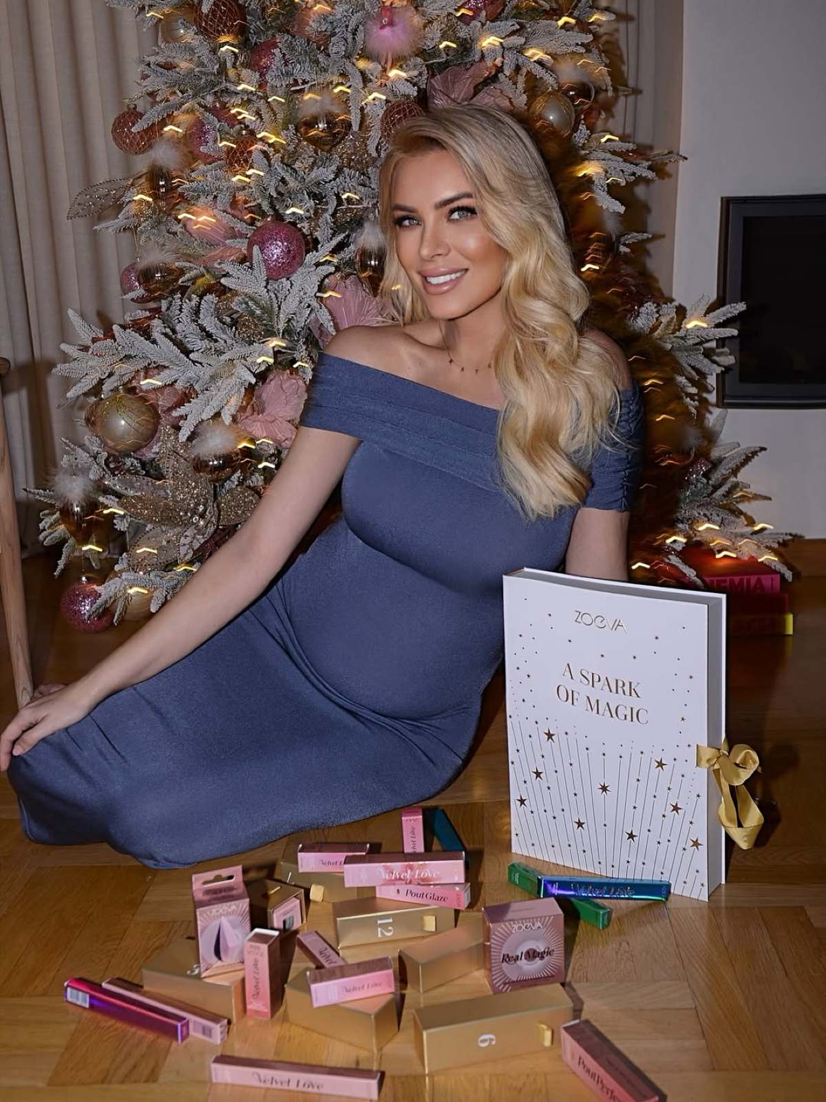 Η Κατερίνα Καινούργιου με φουσκωμένη κοιλίτσα μπροστά στο δέντρο