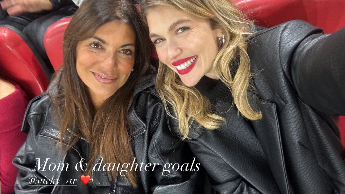 Η Κλέλια Ανδριολάτου με τη μητέρα της στο γήπεδο