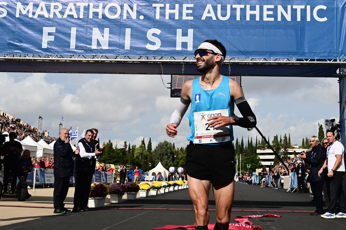 Ο Παναγιώτης Καραΐσκος στον τερματισμό του Μαραθωνίου