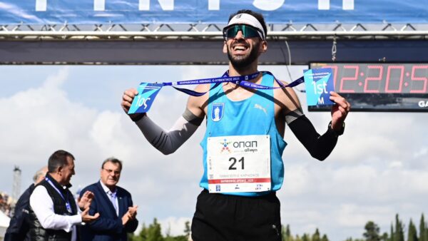 Ο Παναγιώτης Καραΐσκος στον τερματισμό του Μαραθωνίου