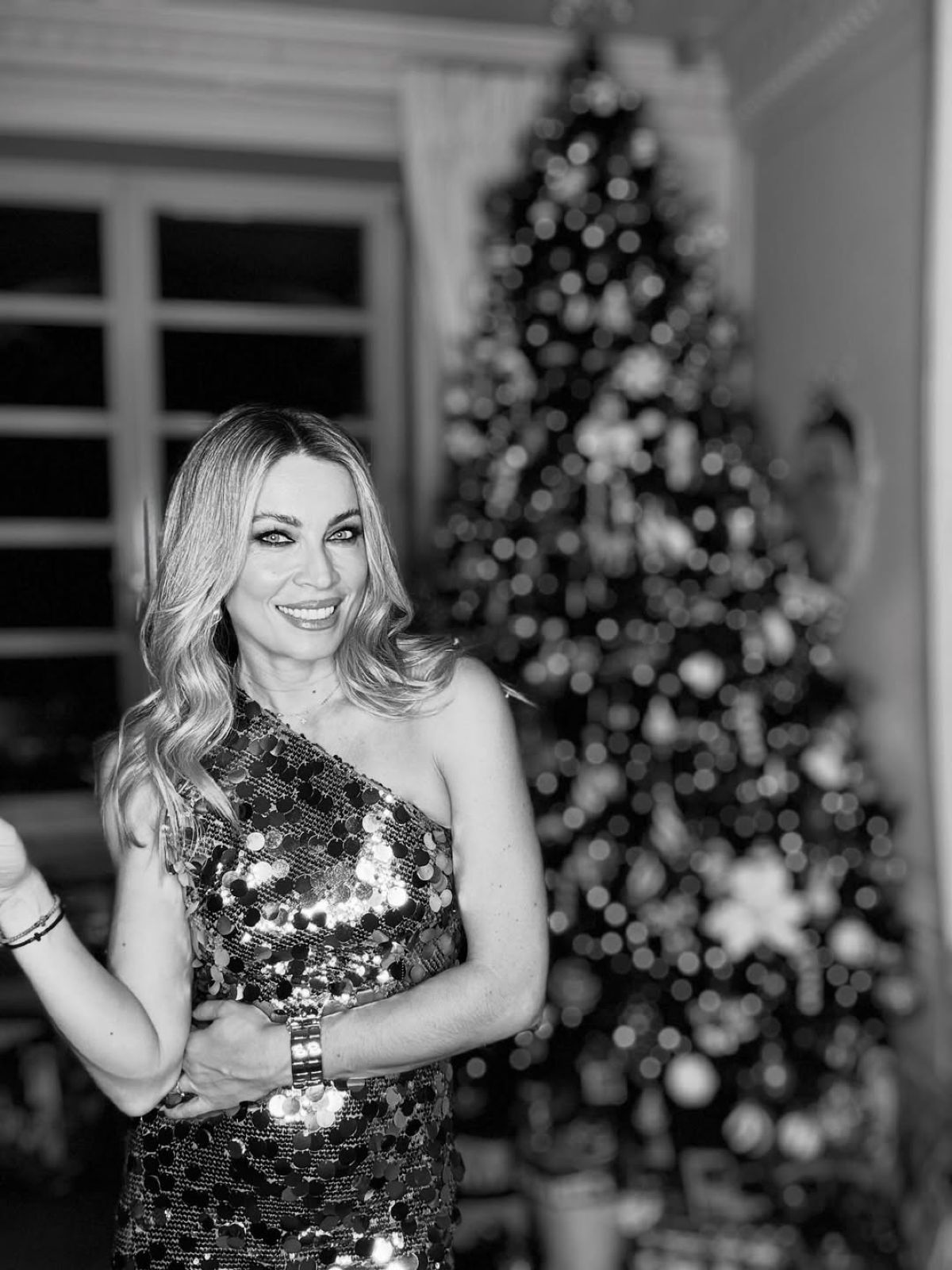 Η Μαριέττα Χρουσαλά μπροστά στο Χριστουγεννιάτικο δέντρο