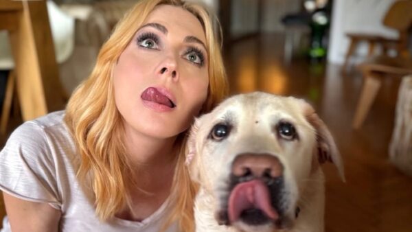 Η Σμαράγδα Καρύδη με τον σκύλο της