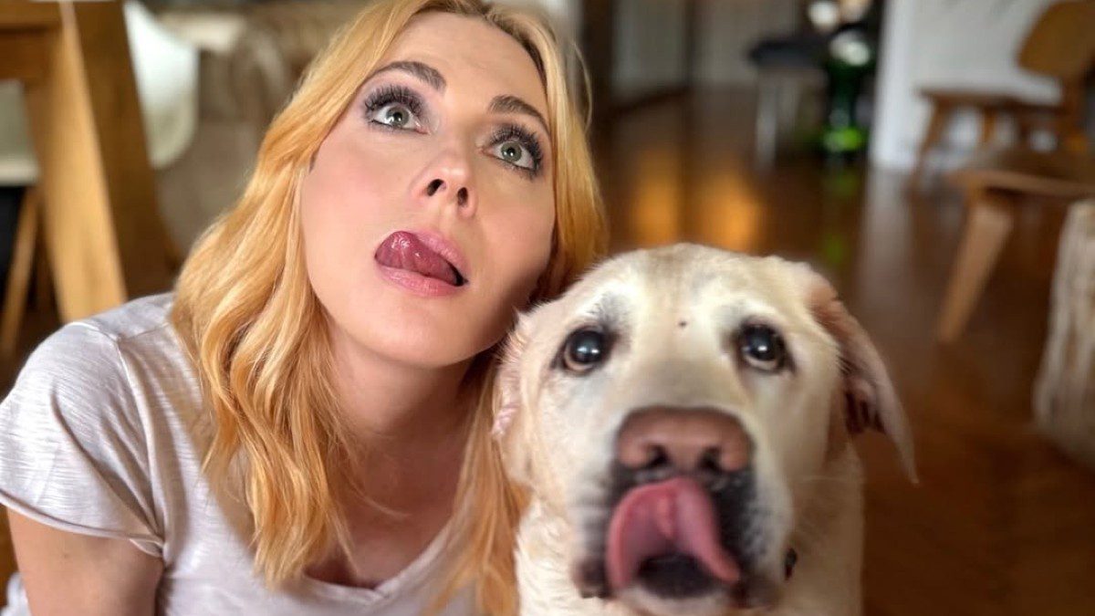 Η Σμαράγδα Καρύδη με τον σκύλο της