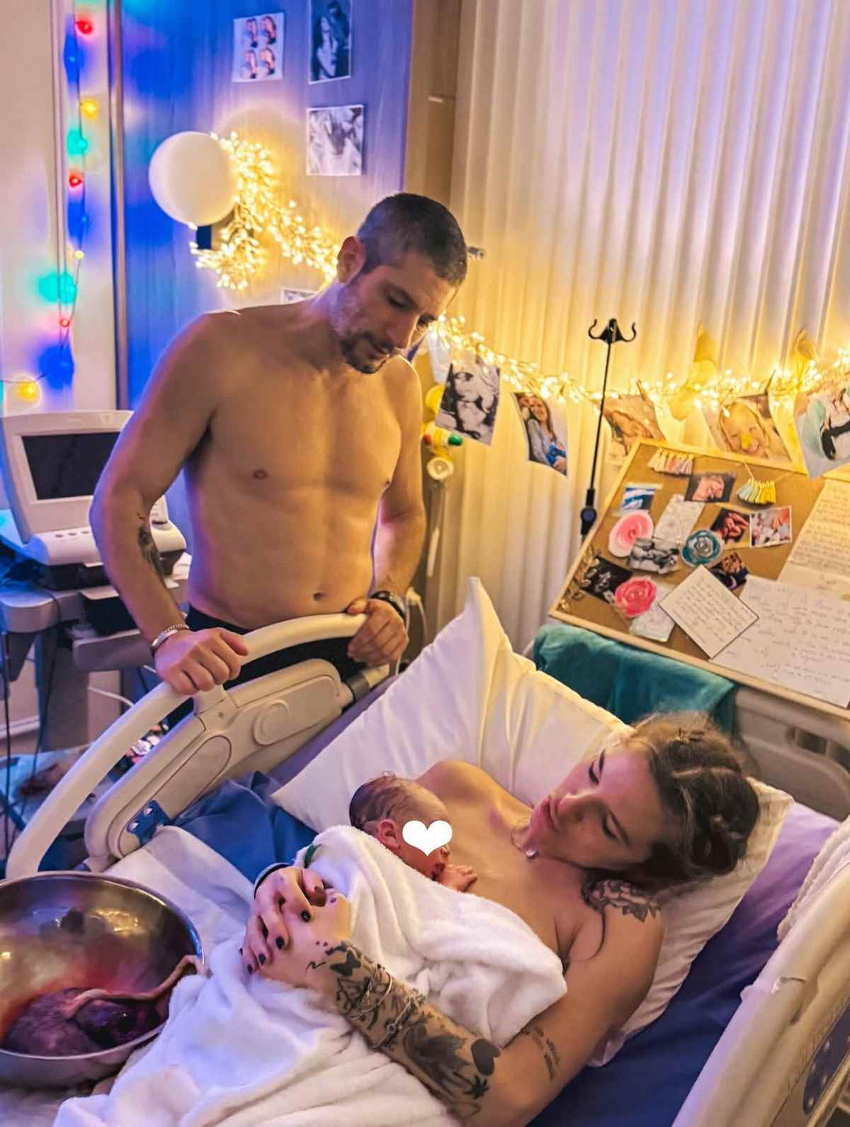 Η Εριέττα Κούρκουλου στο μαιευτήριο με τον Βύρωνα Βασιλειάδη και τον γιο τους