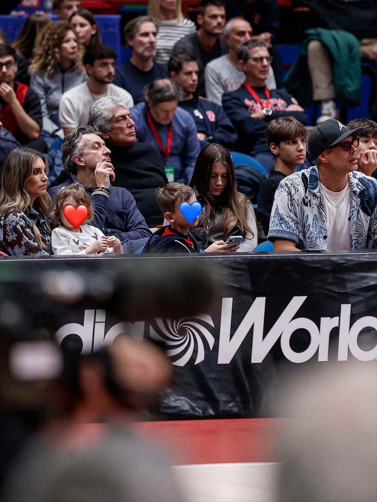 Η Αθηνά Οικονομάκου με τον Μπρούνο Τσερέλα και τα παιδιά της στο Μιλάνο