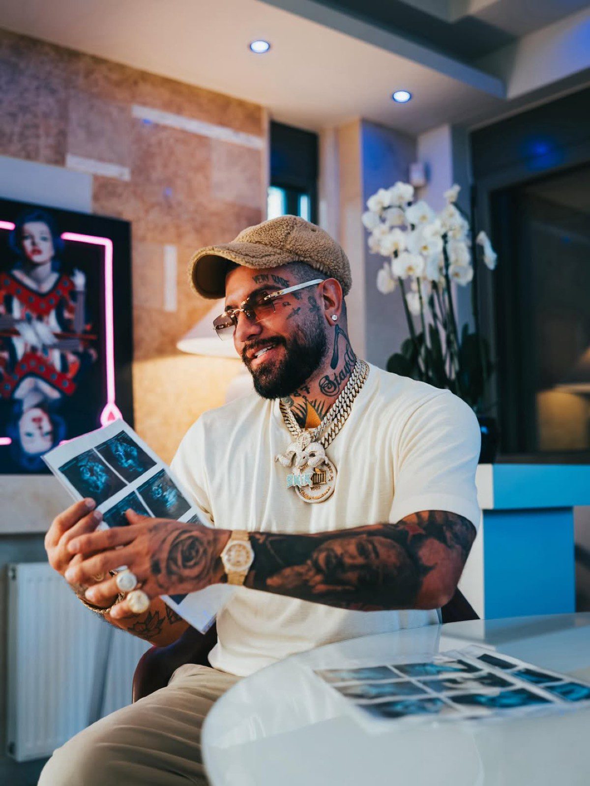 O Snik με τον υπέρηχο του παιδιού του