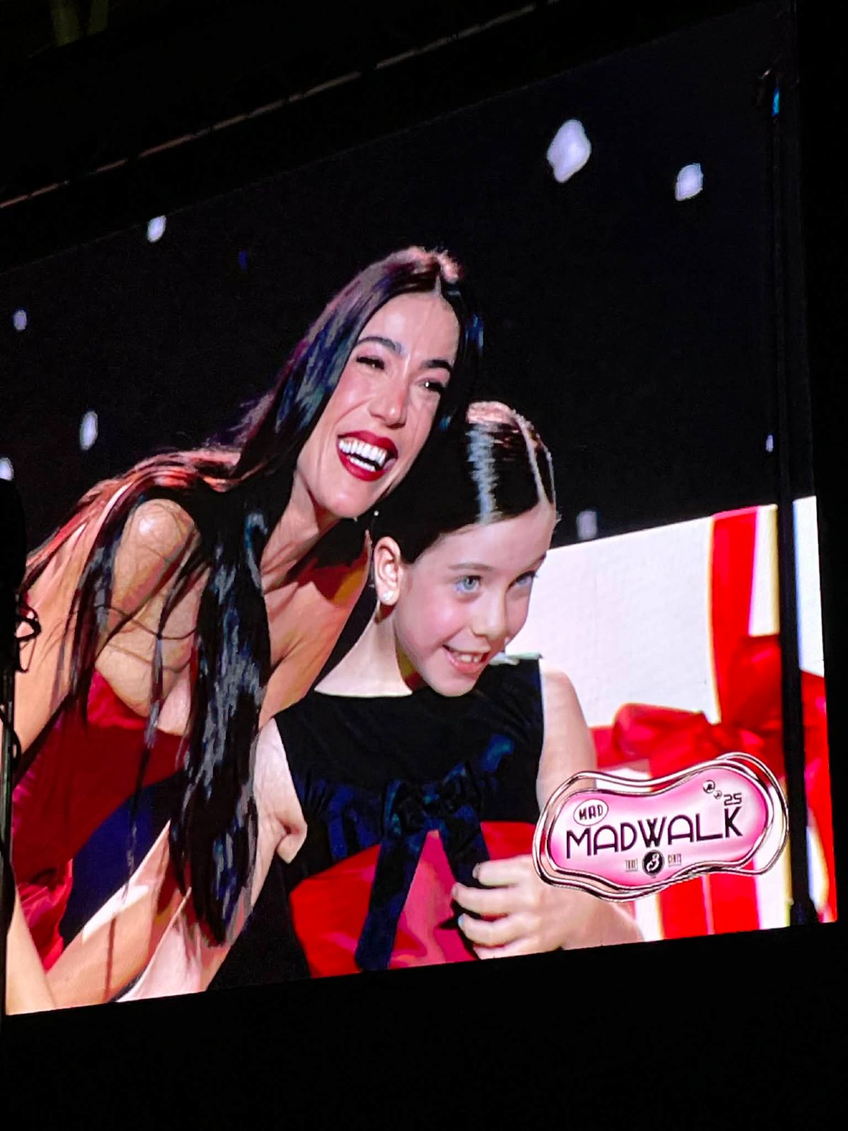 Η Ήβη Αδάμου με την κόρη της στη σκηνή του MadWalk