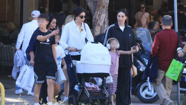 Οι αδερφές Χοψονίδου, τα παιδιά και η μητέρα τους