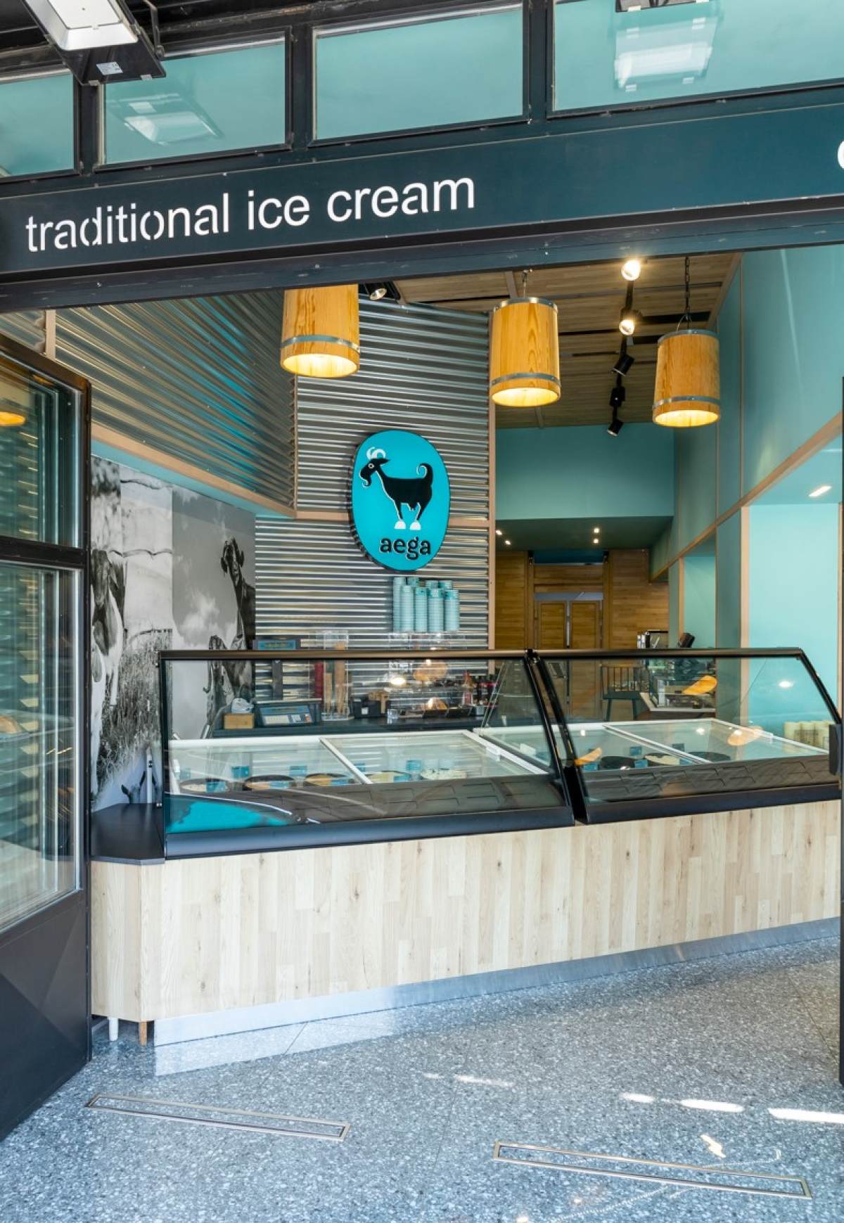 aega: Το σύγχρονο γλυκοπωλείο που ανέβασε το κατσικίσιο γάλα σε νέα επίπεδα απόλαυσης