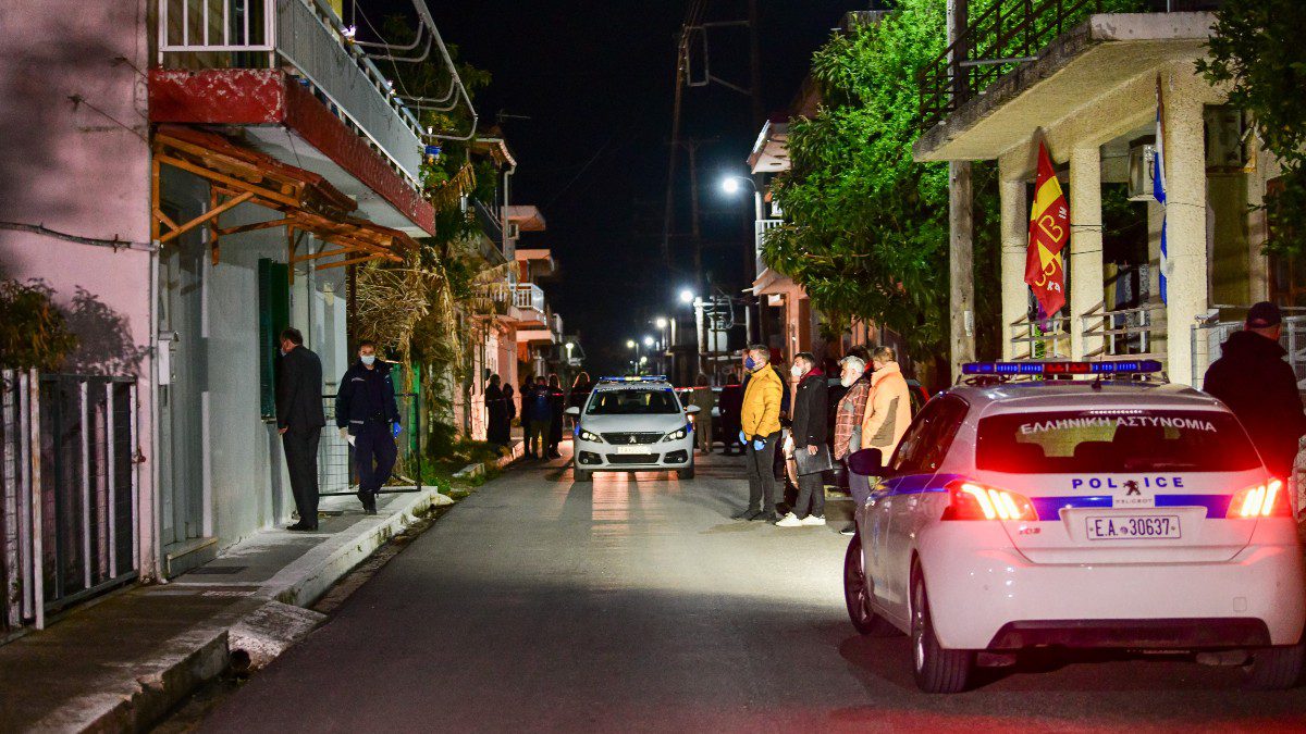 Η αστυνομία έξω από το σπίτι του φονικού στην Ανδραβίδα