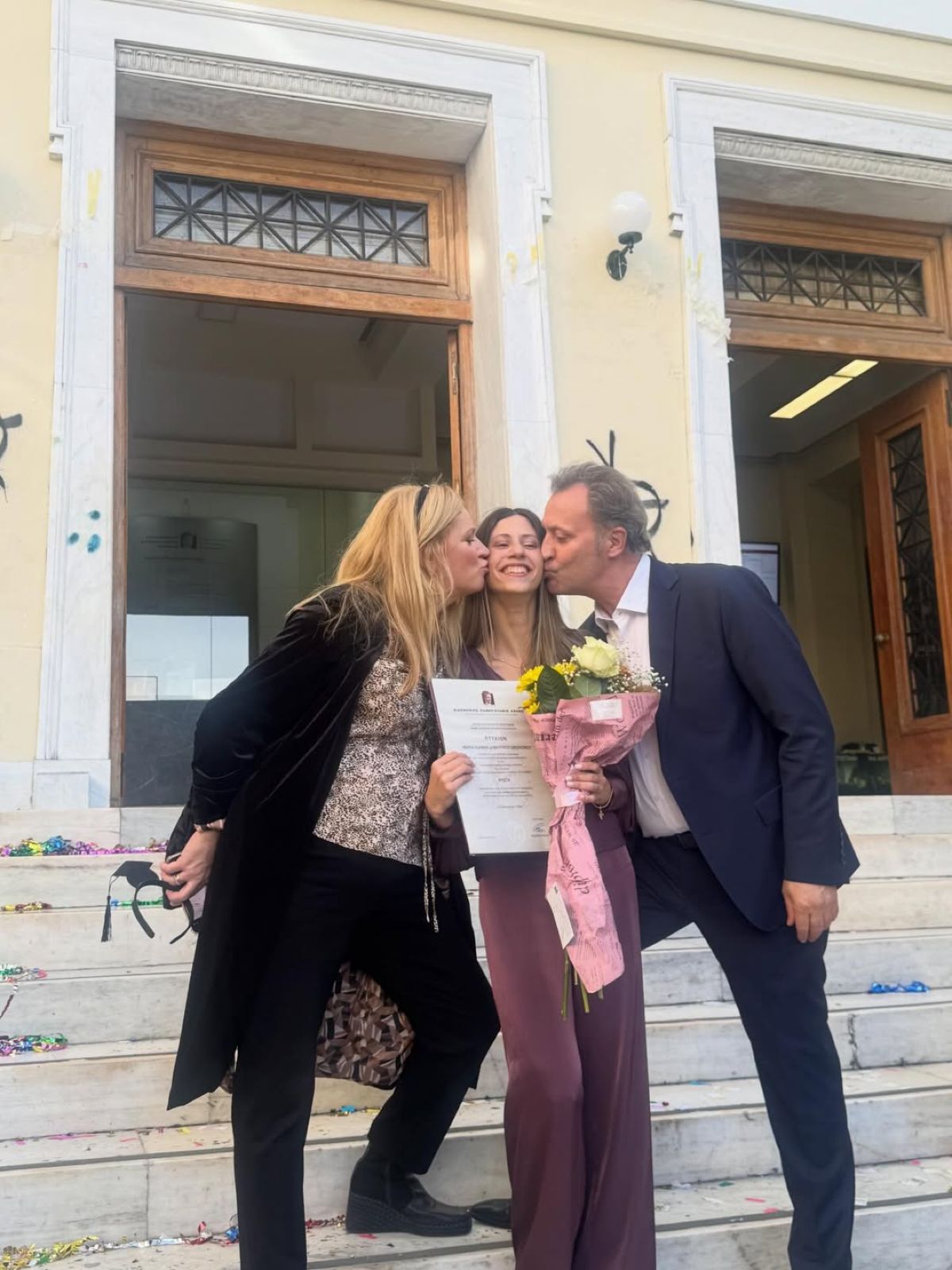 Ο Δημήτρης Οικονόμου και η οικογένειά του