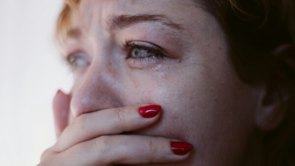 μια γυναίκα κλαίει