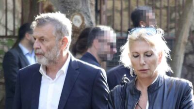 Ο Απόστολος Γκλέτσος και η σύντροφός του στην κηδεία του Φλαμπουράκη