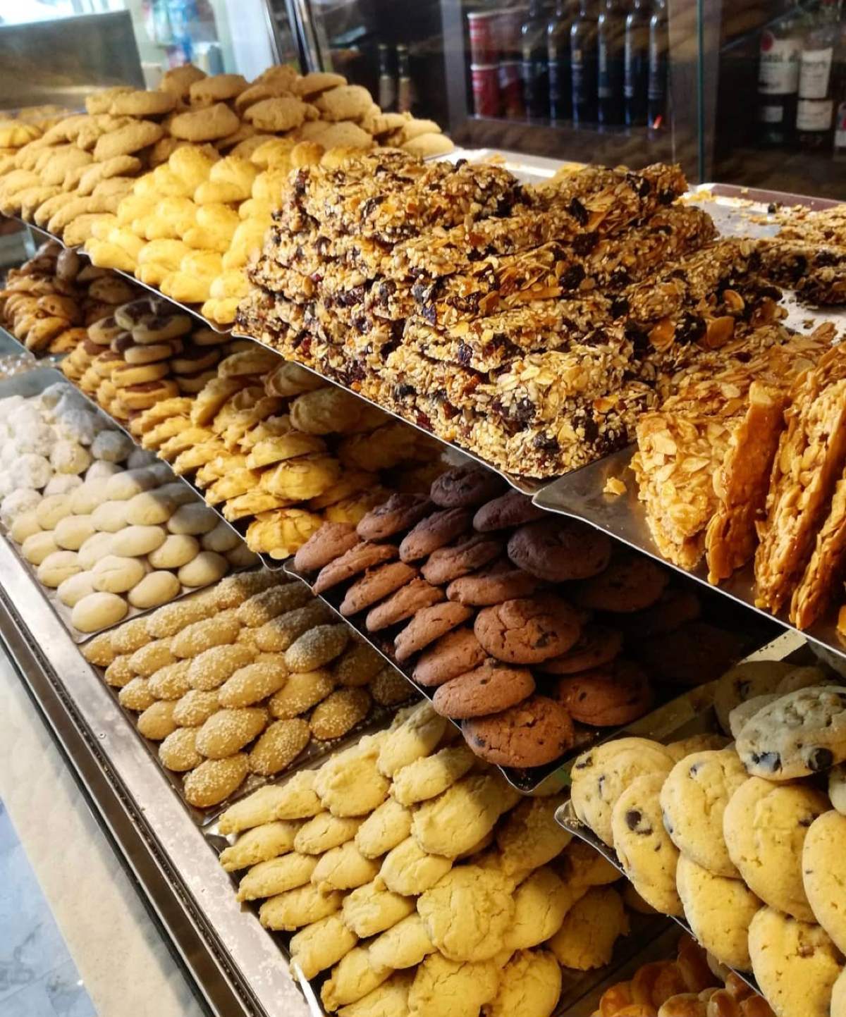 Ζαχαροπλαστείο Κοσμά: 60 χρόνια γλυκιάς πορείας - Η παράδοση της Αρναίας που μένει αναλλοίωτη στον χρόνο