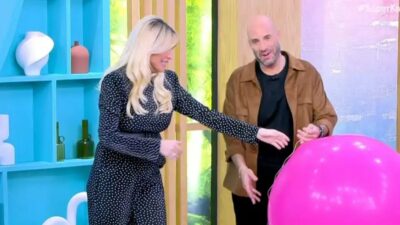 Η Κατερίνα Καινούργιου με ροζ μπαλόνι στο πλατό