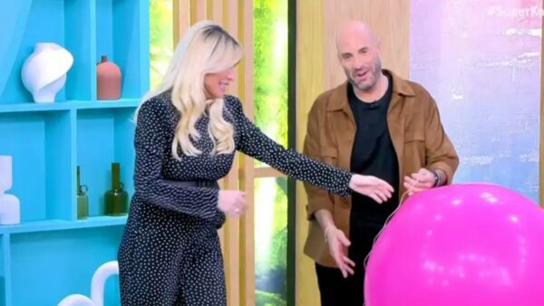 Η Κατερίνα Καινούργιου με ροζ μπαλόνι στο πλατό