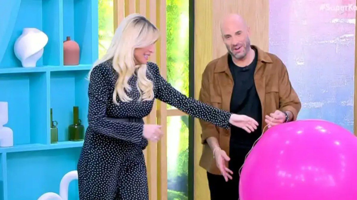 Η Κατερίνα Καινούργιου με ροζ μπαλόνι στο πλατό