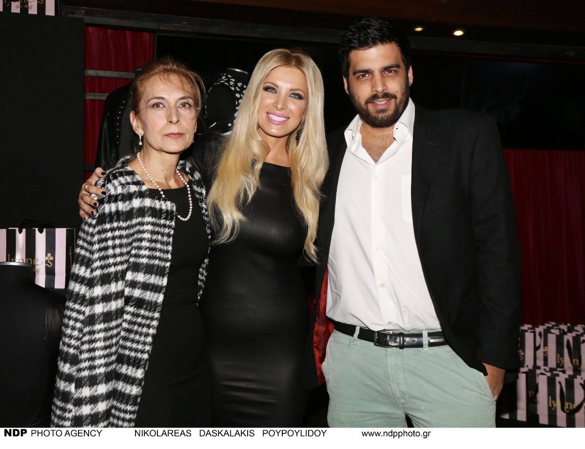 Η Κατερίνα Καινούργιου με τη μητέρα και τον αδερφό της